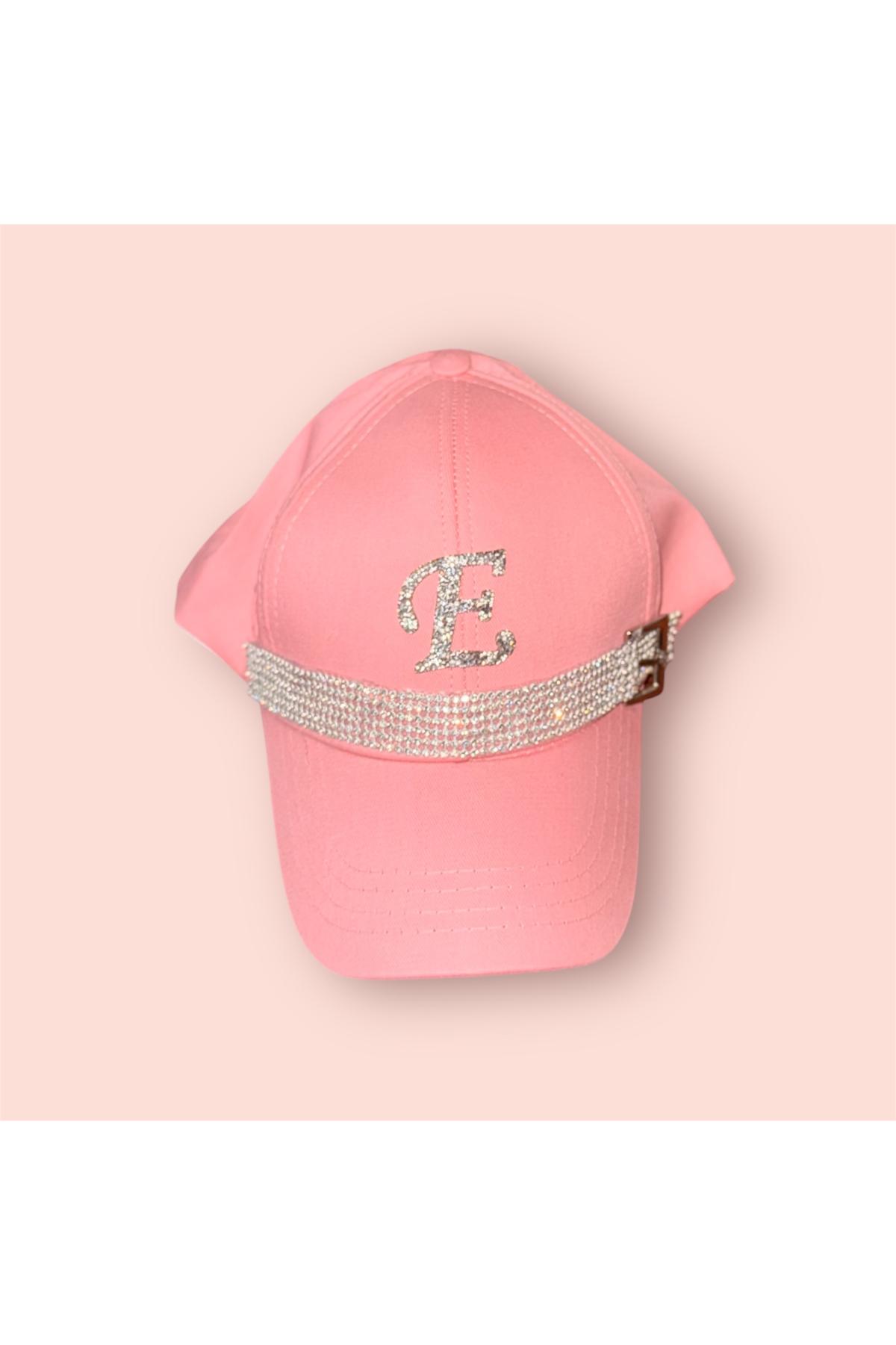 PEMBE TAŞLI HARFLİ ŞAPKA (İSTEDİĞİNİZ HARFİ MESAJ ATIN,HER HARF MEVCUT)