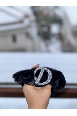 D harfli kürklü saç tokası